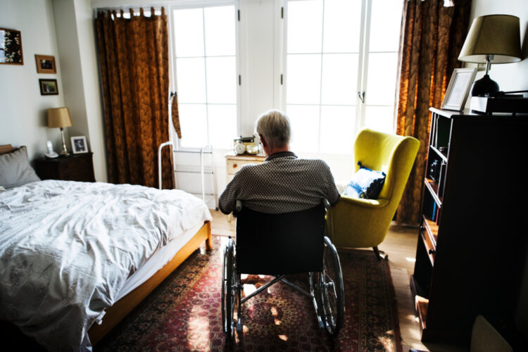 What are the indicators that the elderly shouldn’t be living alone anymore?