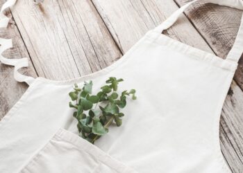 Bring the Charm of Yesteryear to Your Kitchen: Create Your Own Vintage-Inspired Aprons!