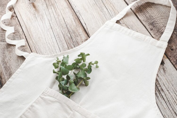 Bring the Charm of Yesteryear to Your Kitchen: Create Your Own Vintage-Inspired Aprons!