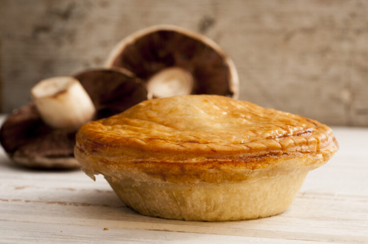 A New Classic Dish Unveiled: Chicken & Mushroom Puff Pie, the Ultimate Crowd-Pleaser for Grandparents to Master